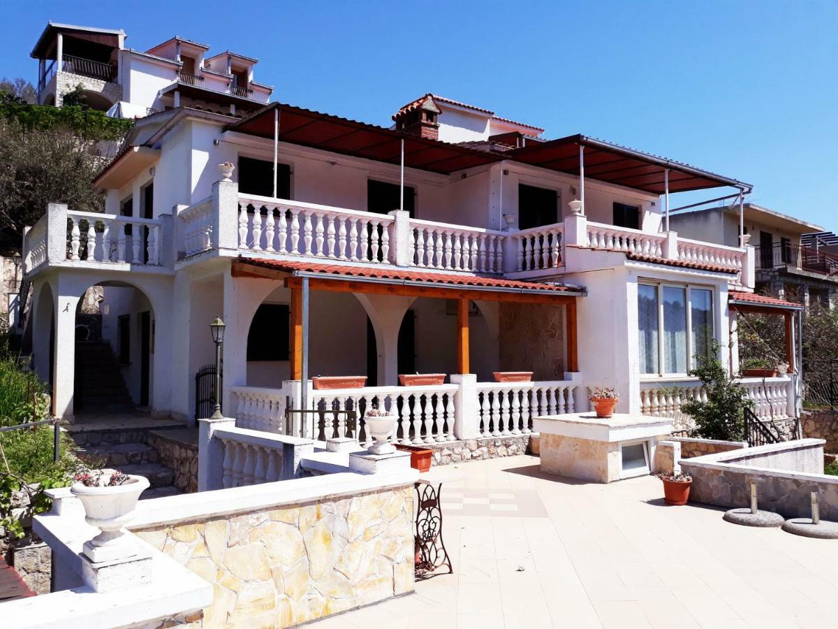 Apartments Carmen Vinišće 외부 사진